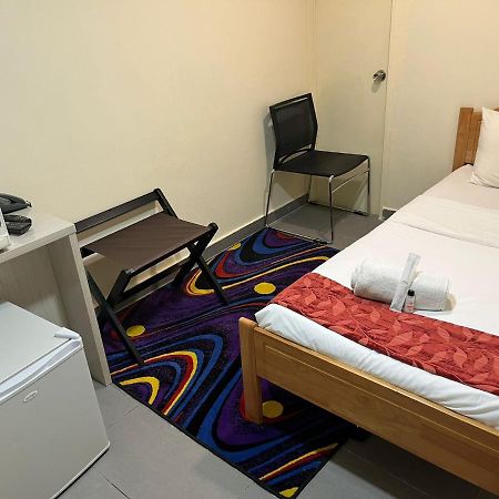 Single Sharing Room And Short Hours Stay At Sandpiper Hotel Singapur Exteriér fotografie